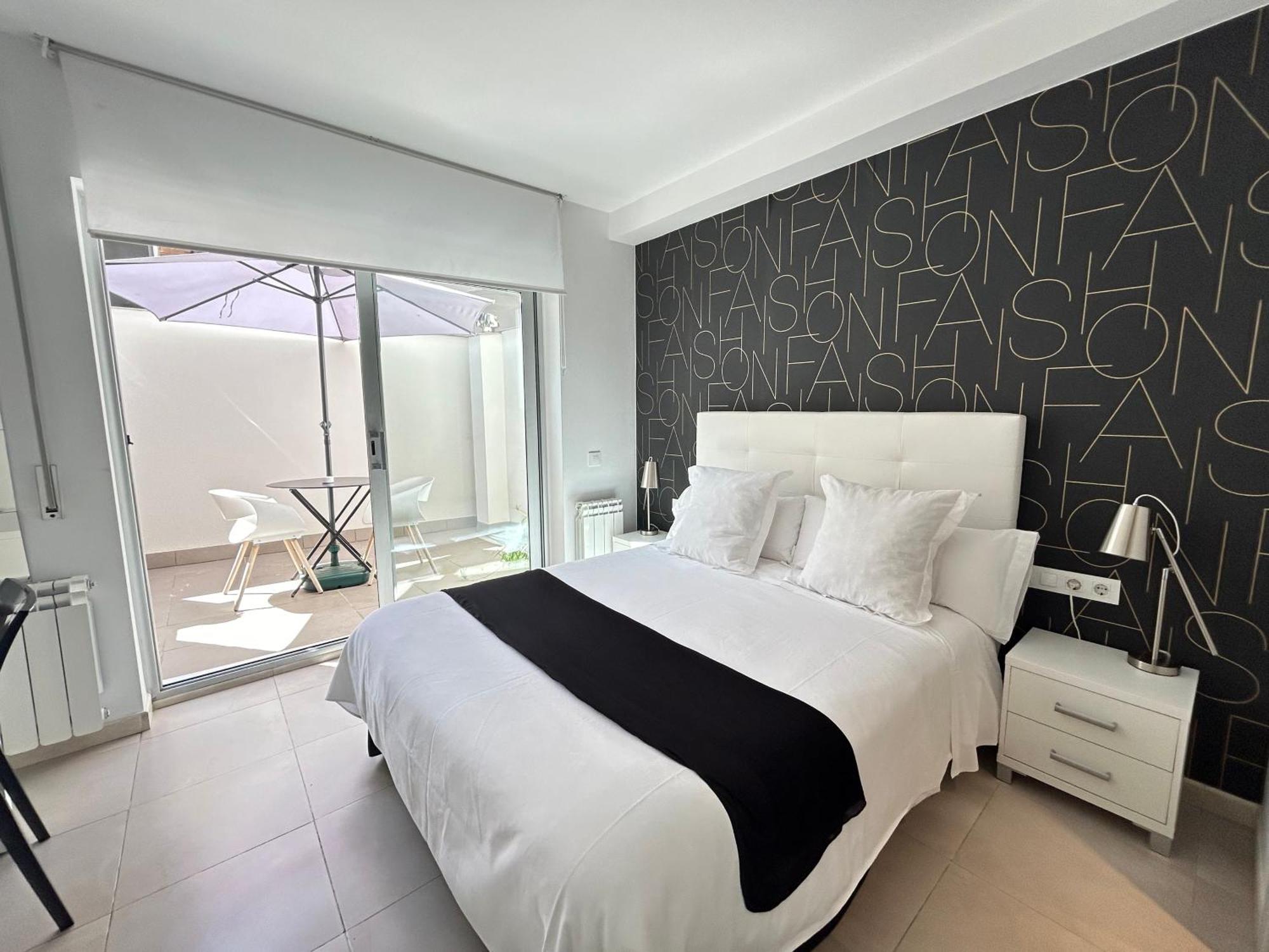 Hostal Somnis Suria Luaran gambar